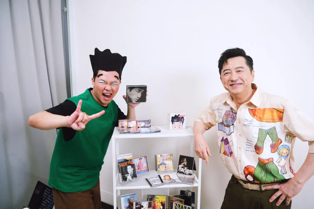 那那大師(左)精心打扮成「哈寶寶」,並演唱〈再試一下〉、〈讓你媽媽扭一下〉等代表作向偶像致敬。(圖/福茂唱片 提供)