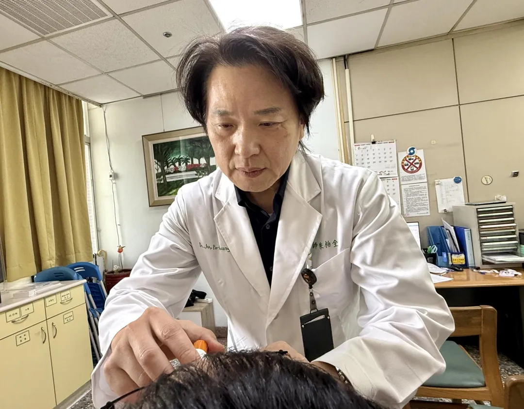 中山附醫身心科朱柏全主任之醫療團隊結合藥物治療與心理支持,協助憂鬱症患者改善症狀並重建生活功能。(圖/中山附醫)