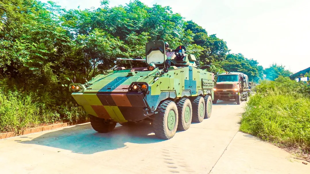 CM34步兵戰鬥車準備離開營區，朝戰術位置機動，後方可見中型戰術輪車、悍馬車。(圖/第10軍團)