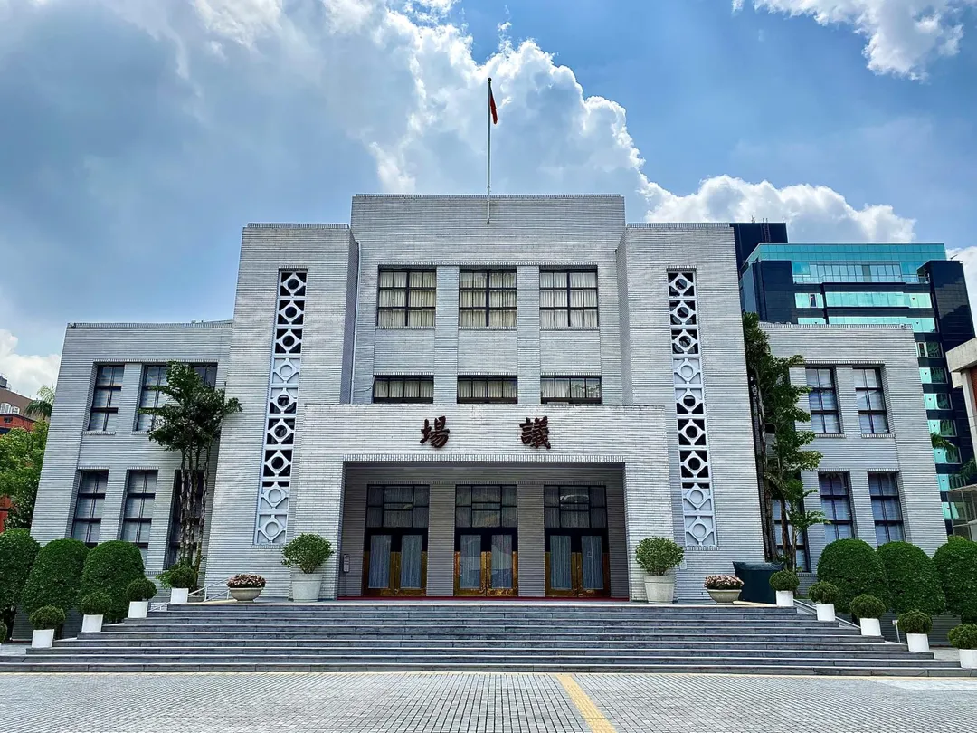 立院衛環委員會日前針對《菸害防制法》修正草案進行審查，衛福部同步提出要求合法加熱菸比照菸品印製50%健康警示圖文等規定，不少立委表達反對。(圖/國家文化記憶庫)