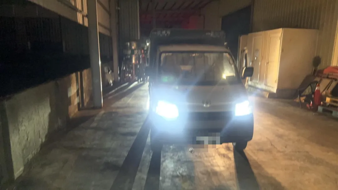 張嫌先持物品毀損民宅玻璃，隨後駕駛自小貨車衝撞民宅及超商大門，並波及停放於現場之機車。（圖／警方提供）