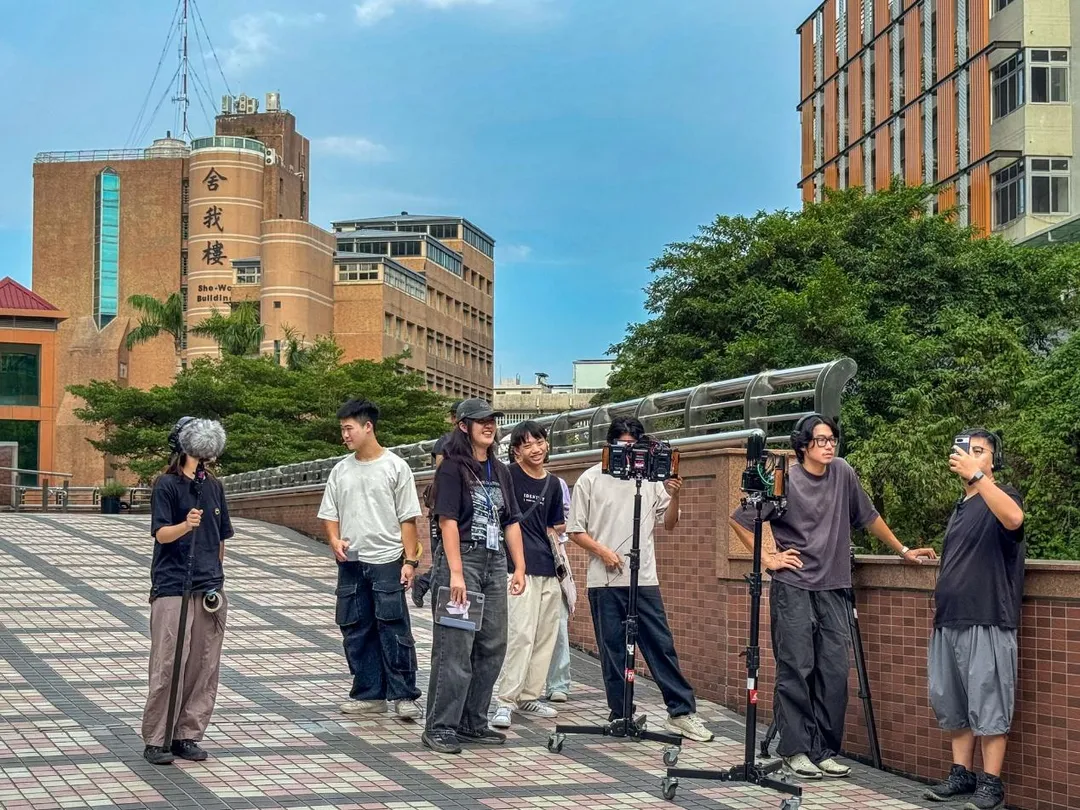 世新大學直式微短劇專案拍攝現場，學生實際參與片場分工、劇本發想與拍攝流程。（圖／世新大學提供）