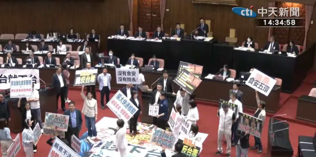 國民黨立委一度不讓卓榮泰上台報告。(圖/中天新聞)