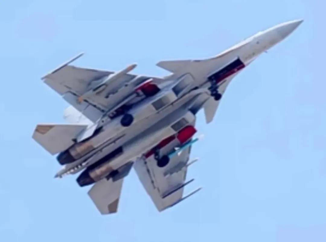 殲-15T原型機攜PL-15中程空對空飛彈。(圖/翻攝微博)