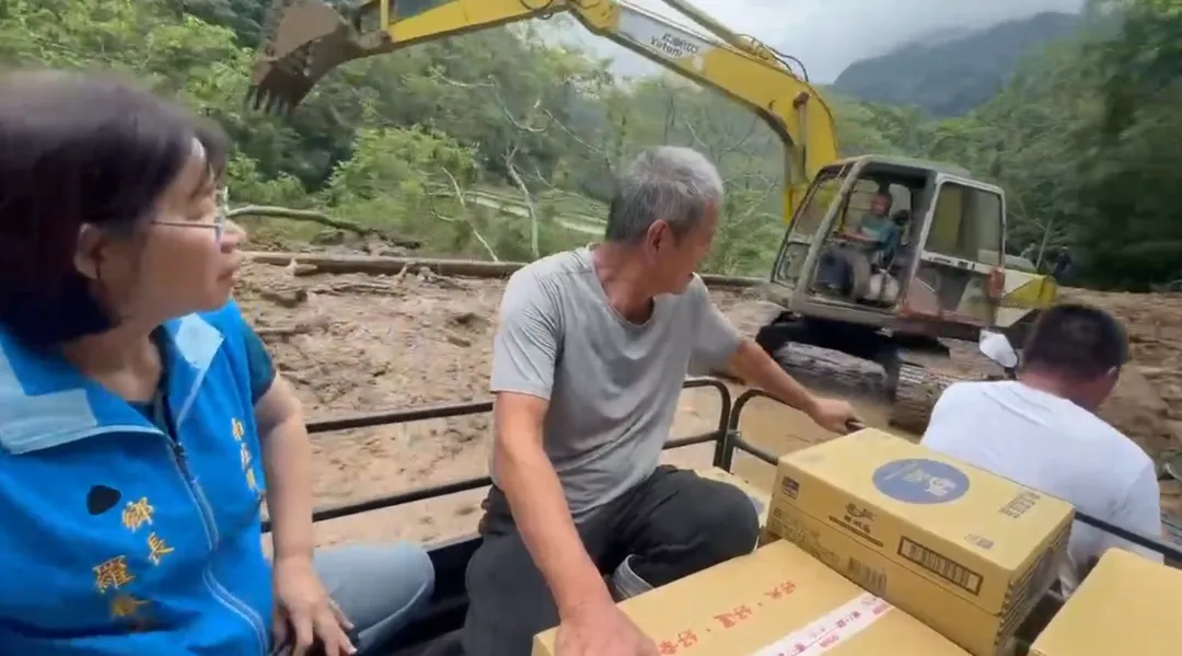 由於石壁通往鹿場的路段仍有坍方土石尚未清除，一般轎車根本無法通行。（圖／翻攝畫面）