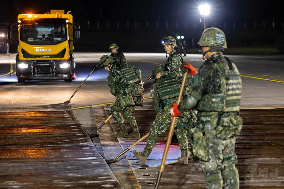 空軍基訓部官兵夜間在佳山基地緊急鋪設跑道搶修包面蓆。(圖/軍聞社)