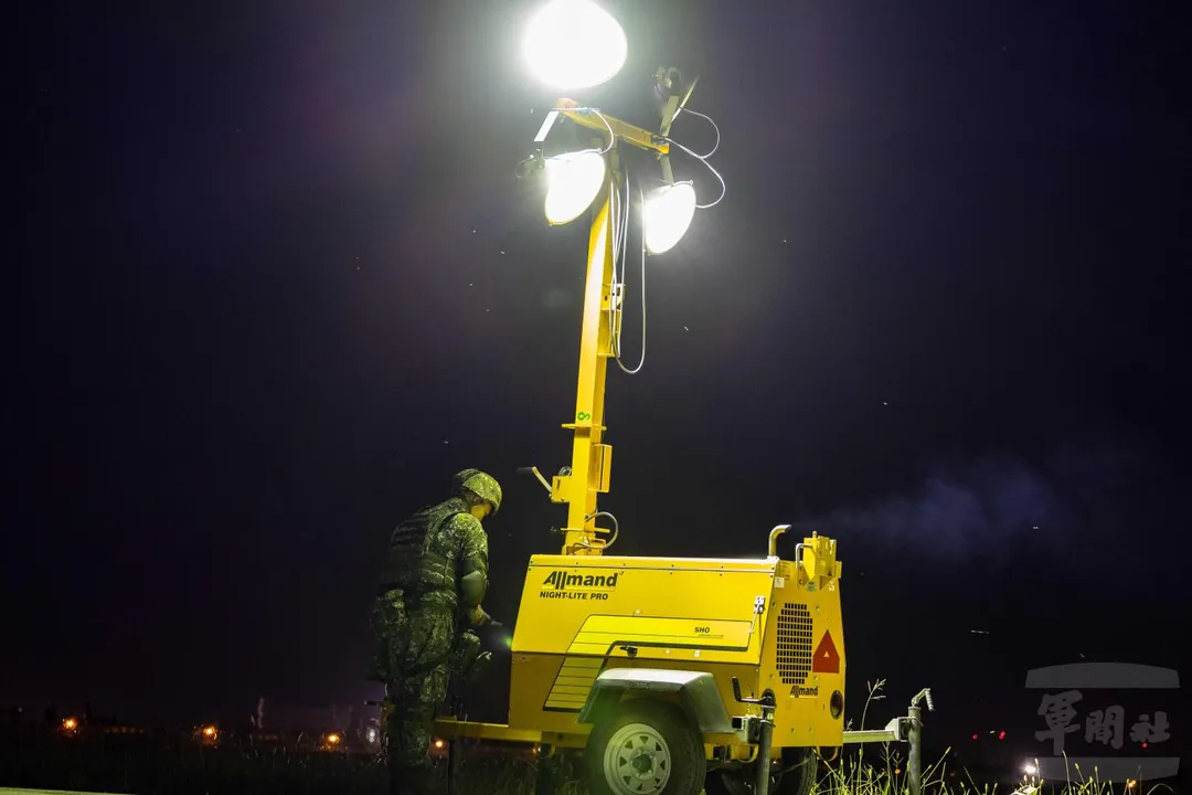 空軍官兵架設跑道搶修區域的照明車。(圖/軍聞社)