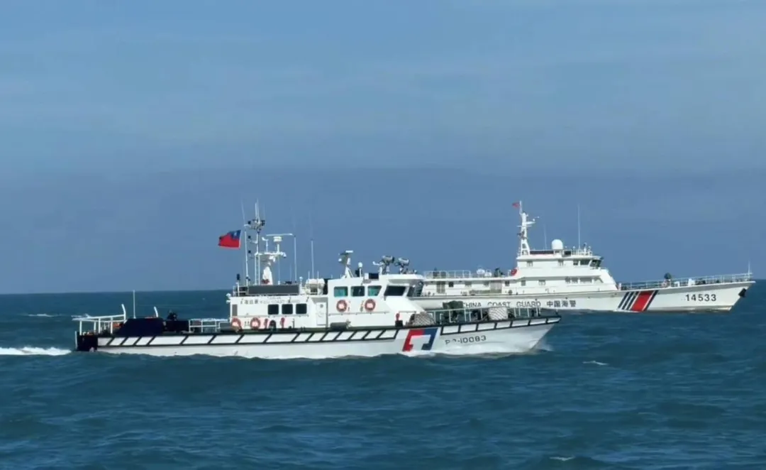 海巡署偵獲大陸海警船「14533」、「14605」、「14606」及「14530」等4艘船隻，分兩組於金門南方水域朝限制水域航行。（圖／海巡署提供）