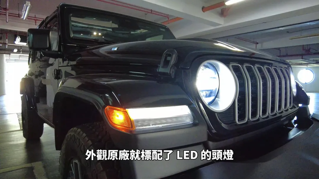 保留了七孔水箱護罩 可拆車頂 可拆車門 非承載式梯形大樑與防滾籠等經典Jeep元素（圖／中天車享家朱朱哥來聊車）