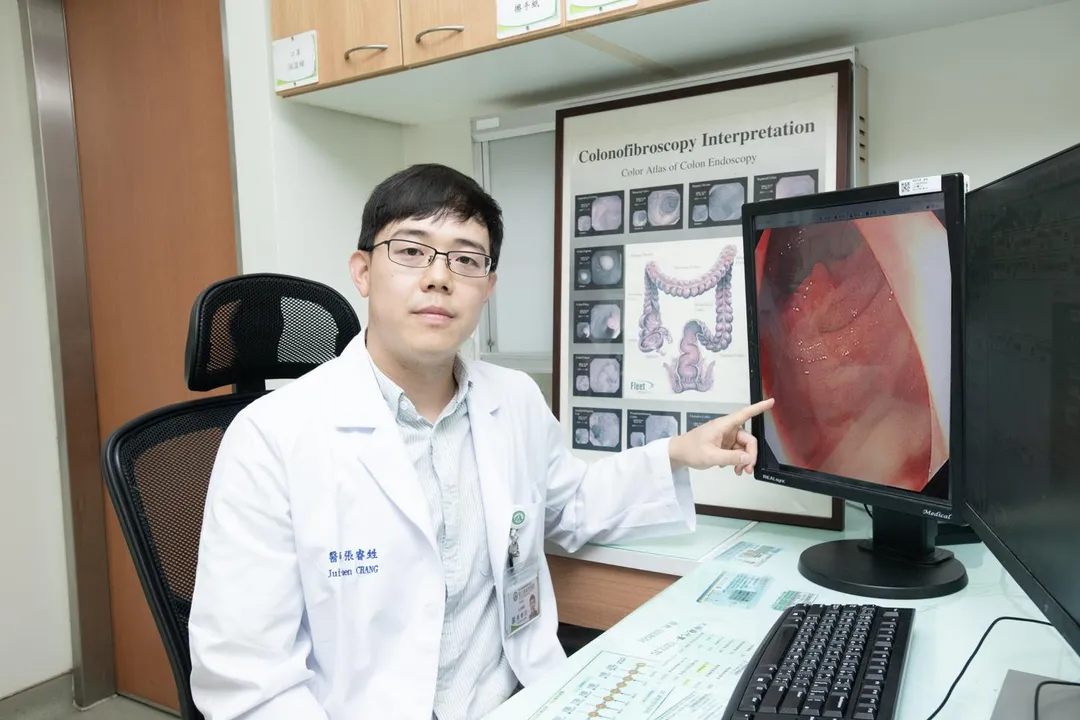 彰基醫學中心大腸直腸外科張睿甡醫師，說明直腸癌治療與機器手臂手術優勢。（圖／彰化基督教醫院）