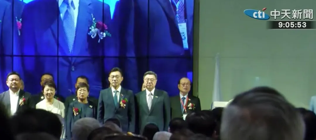 台中市長盧秀燕（左二）、立法院副院長江啟臣（右三）、行政院長卓榮泰（右二）同台出席亞洲台商總會活動。（圖／中天新聞）