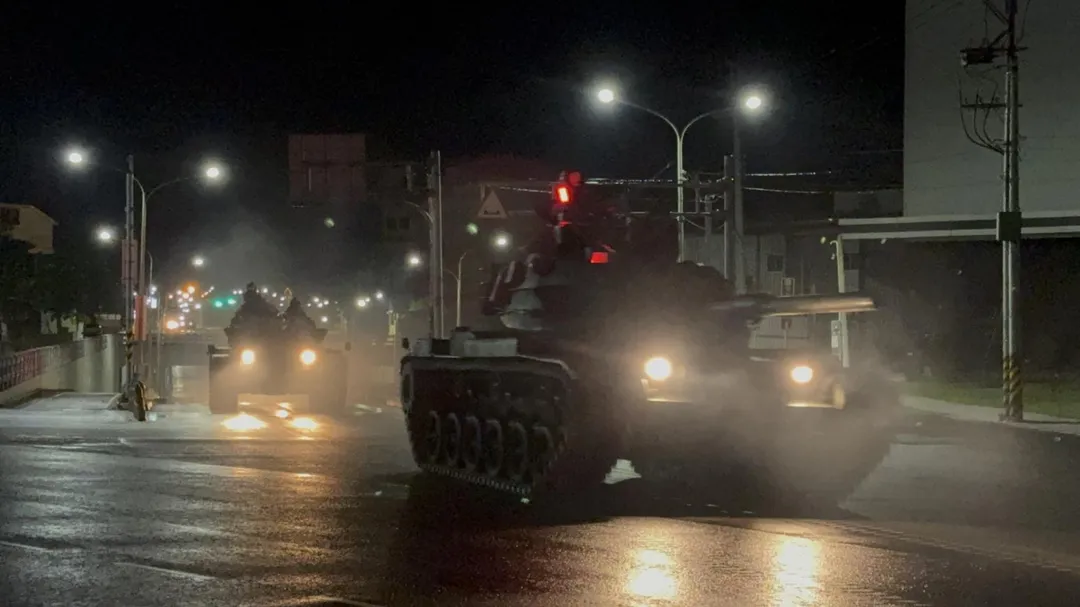 586旅M60A3戰車及M109A2砲車自力機動於夜間依令實施，官兵完成車輛整備、燈火管制及安全檢查後，依序編隊行駛。（圖／國防部陸軍提供）