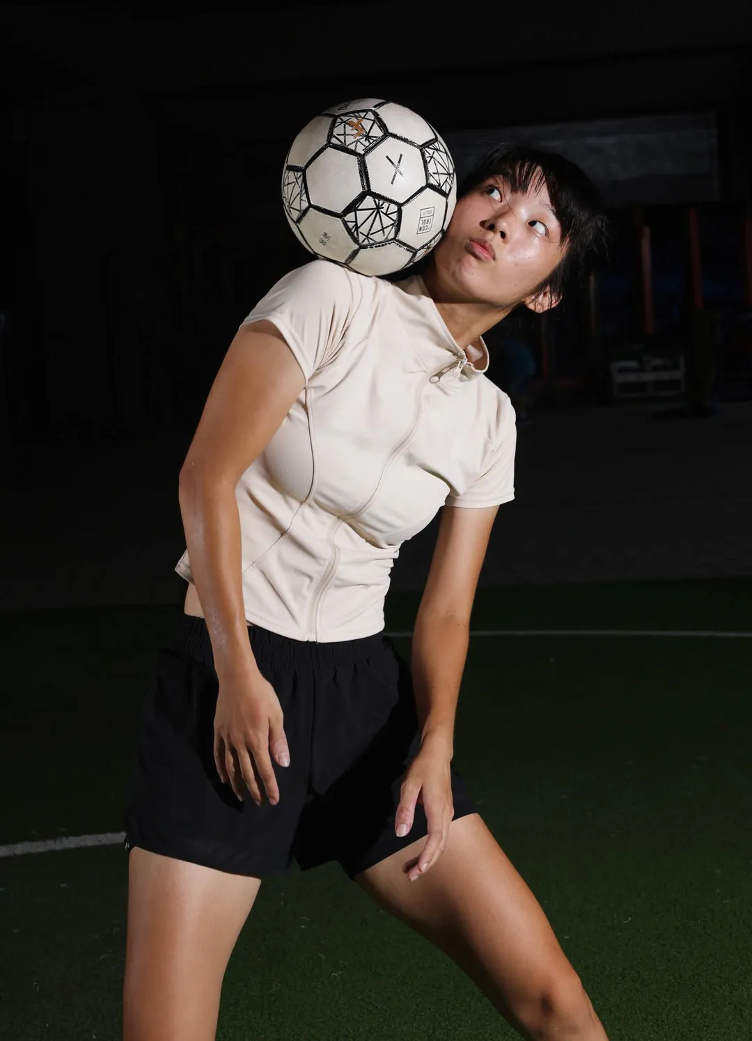 陳佑淨在欠缺教練與經費資源下，自學花式足球。（圖／譚兆青攝）