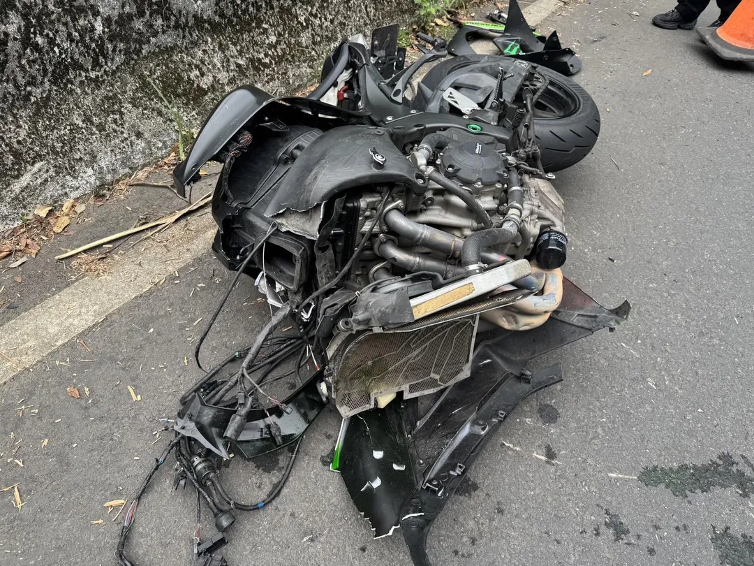 重機被撞到車頭全毀。（圖／翻攝畫面）