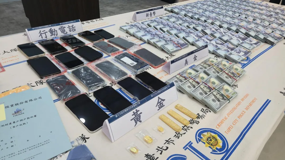 警方查獲大批贓證物與現金。（圖／翻攝畫面）