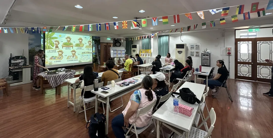 講師分享印尼蠟染Batik文化及芭蕉心印章彩繪製作流程。(圖/移民署北區事務大隊宜蘭縣服務站提供)