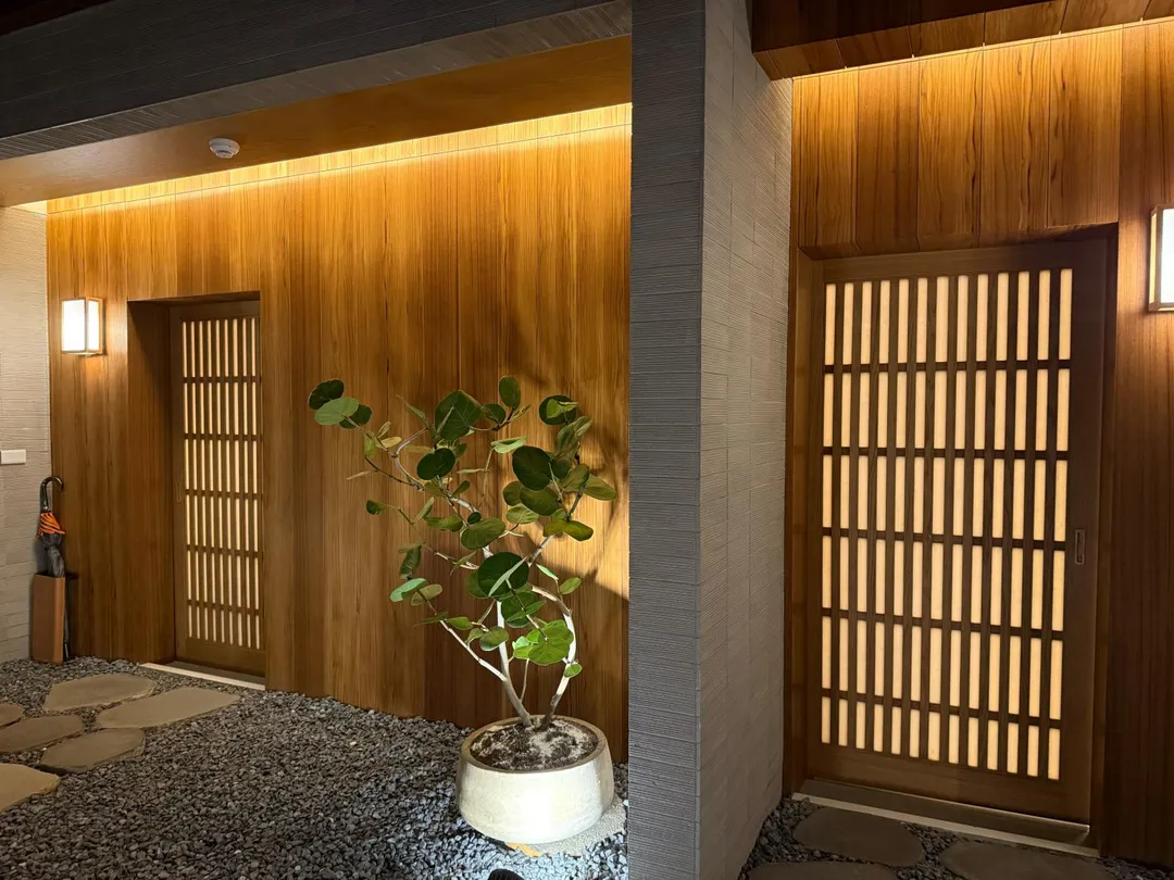 清水混凝土和木質感。（圖／山崎提供）