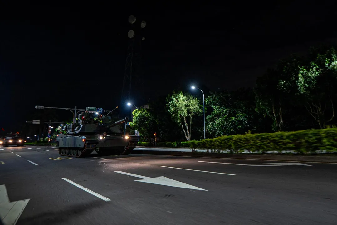 夜間機動中的第269旅M1A2T戰車，車身並未覆蓋偽裝網。(圖/第6軍團提供)