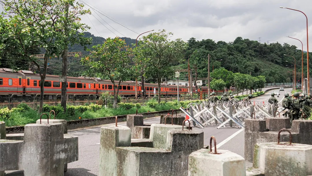 第53工兵群在基隆地區架設由近到遠的消波塊、鋼刺蝟、蛇腹型鐵絲網等3道阻絕設施。(圖/第6軍團提供)