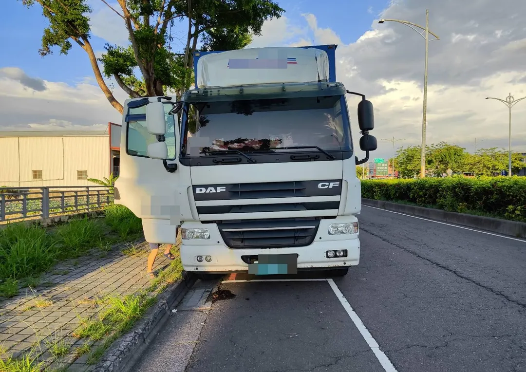 大貨車當時停靠在禁止臨時停車的紅線路段,且車輛發動中未熄火。(圖/民眾提供)