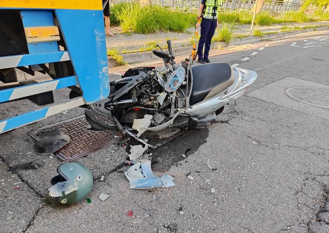 機車追撞大貨車的撞擊力道相當猛烈,機車車頭瞬間擠壓變形、零件碎裂一地。(圖/民眾提供)
