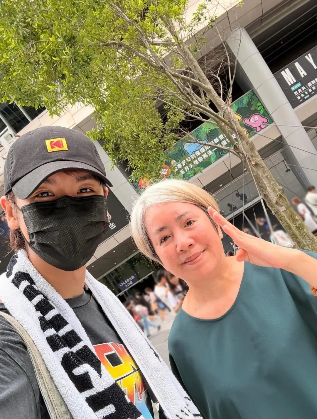 鼓鼓日前帶媽媽到大巨蛋附近散步。（圖／相信音樂提供）