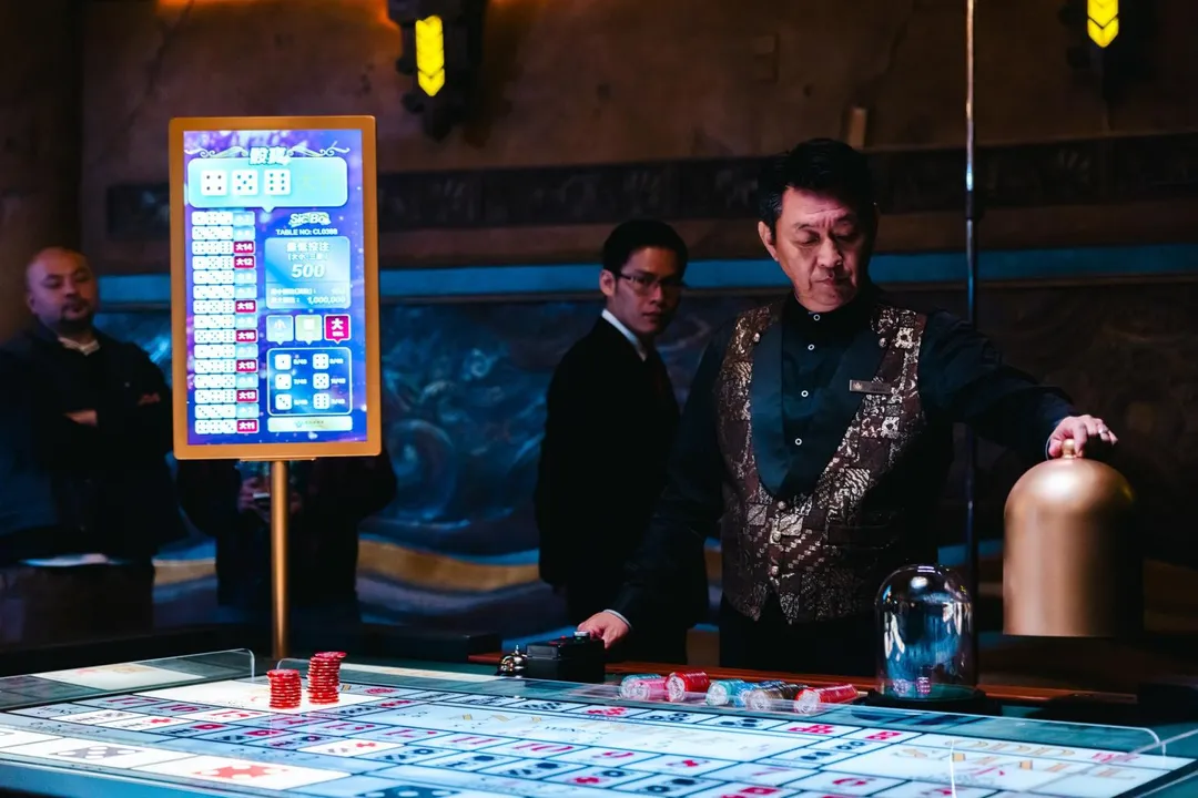 資深男星庹宗華這次在電影《我未許願先吹蠟燭》飾演賭場荷官。（圖／華映娛樂&nbsp;提供）