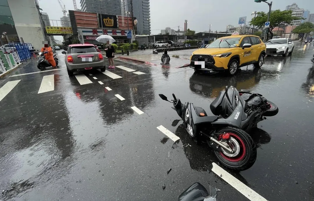 小甜甜駕駛亮粉Mini Cooper在南港發生車禍。(圖/翻攝畫面)