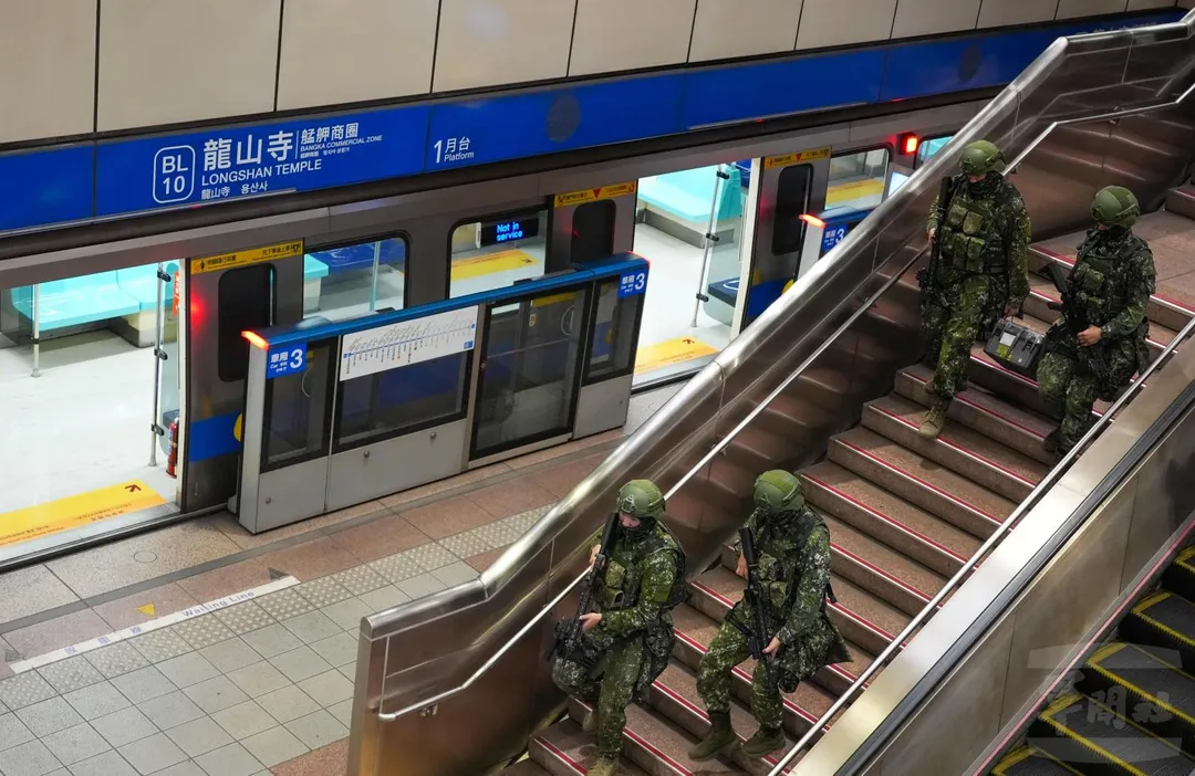 攜帶彈藥等的第202指揮部憲兵進入捷運龍山寺站。(圖/軍聞社)