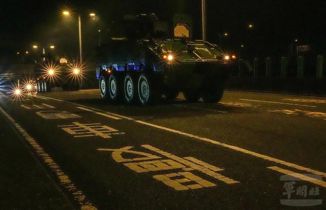 憲兵第239營的CM32/33裝甲車隊14日在台北市區夜間機動。(圖/軍聞社)