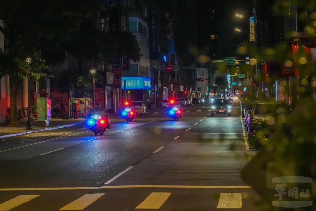 憲兵快反連的重型機車14日夜間疾駛在台北街頭。(圖/軍聞社)