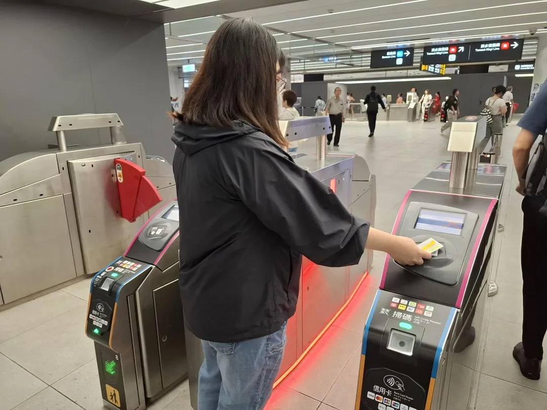 票卡感應異常亮起「紅色燈光」。(圖/台北捷運公司)
