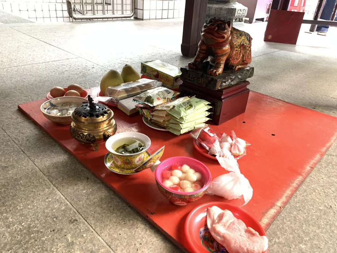 拜虎爺除了生雞蛋外，也可以準備水果或是方便分享的物品，一樣是「心誠則靈」。(圖／林意欽 攝影)