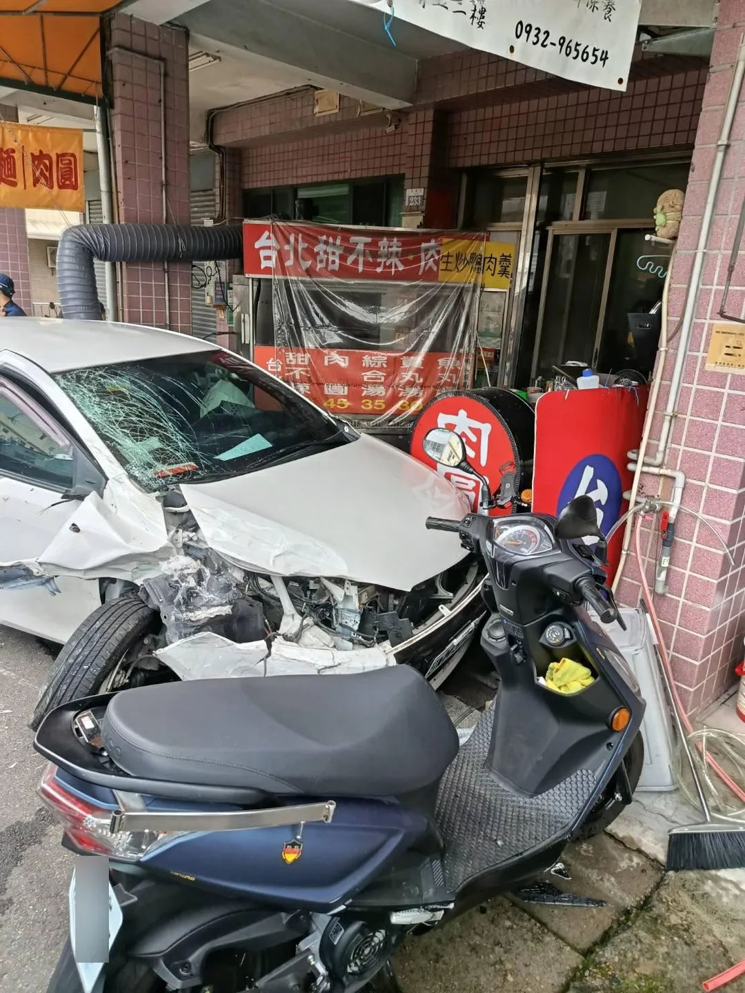 一旁的甜不辣店家遭受潑及。(圖/中天新聞)