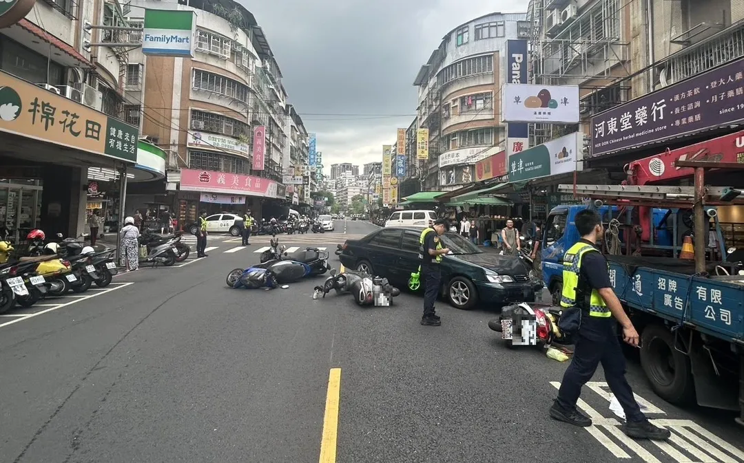 老翁開車逆向暴衝造成6人受傷。(圖/翻攝畫面)