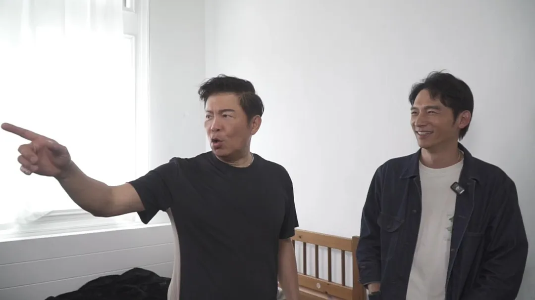温昇豪(右)與曾國城(左)即興飆演技。(圖/YouTube頻道《你在衝啥!?》提供)