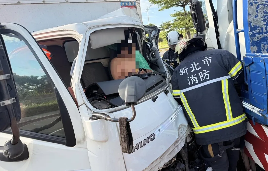 小貨車駕駛夾困車內。（圖／翻攝畫面）