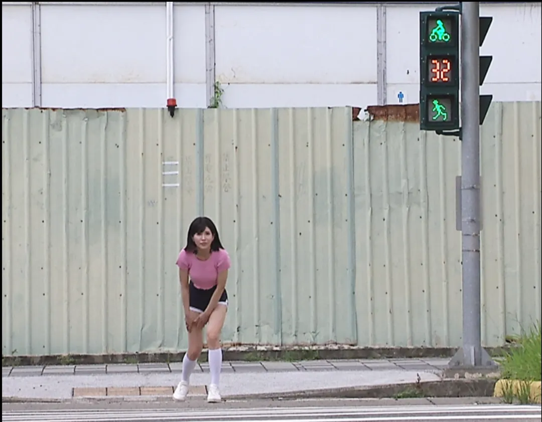 壯壯為節目扮演腳踝被扭到，怕過不完馬路的民眾。（圖/一起看City製作單位提供）