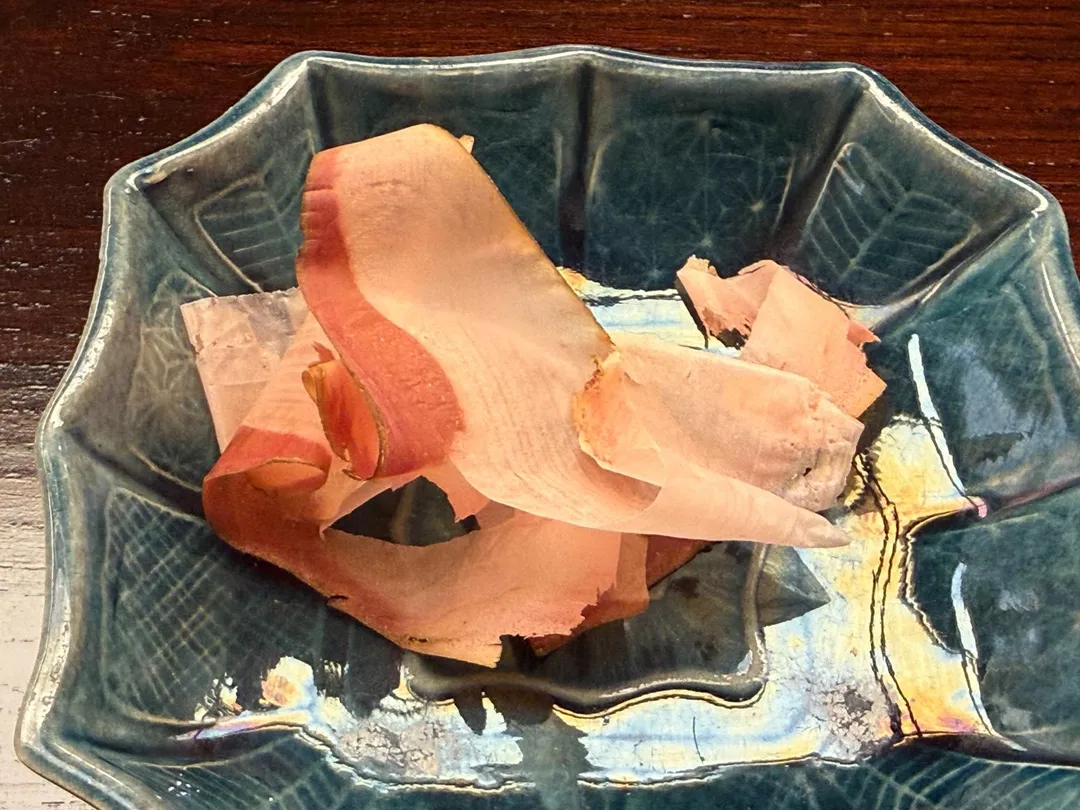 先品嚐尚未氧化的本枯節。（圖／黃宏輝提供）