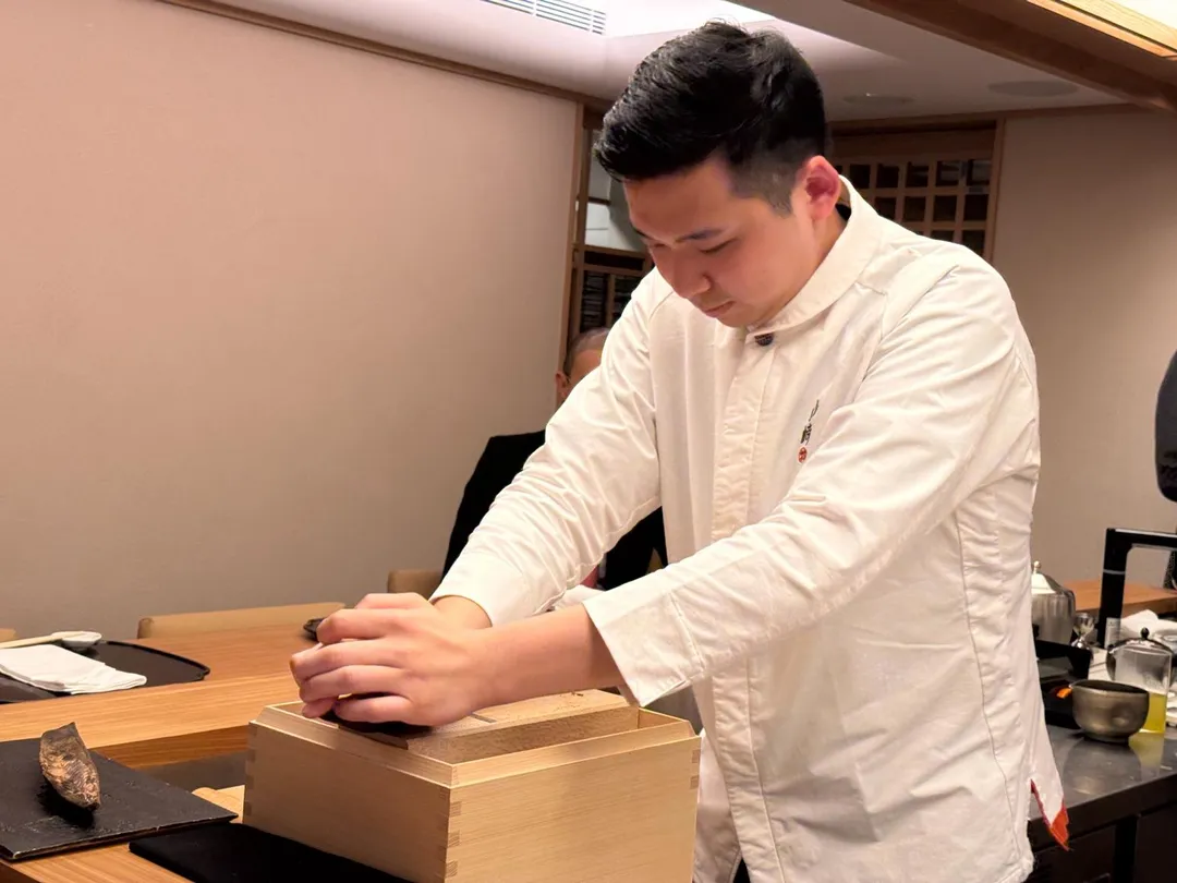 料理長現刨本枯節。（圖／黃宏輝提供）