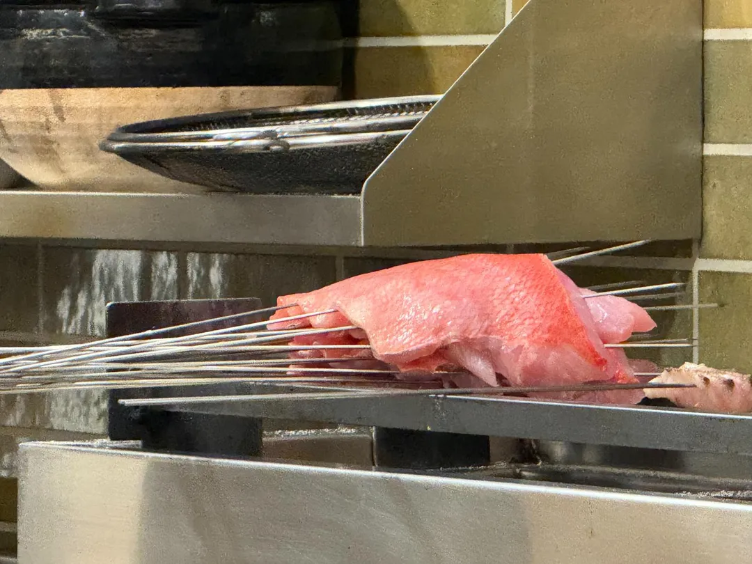 大型金目鯛早已上烤檯。（圖／黃宏輝提供）
