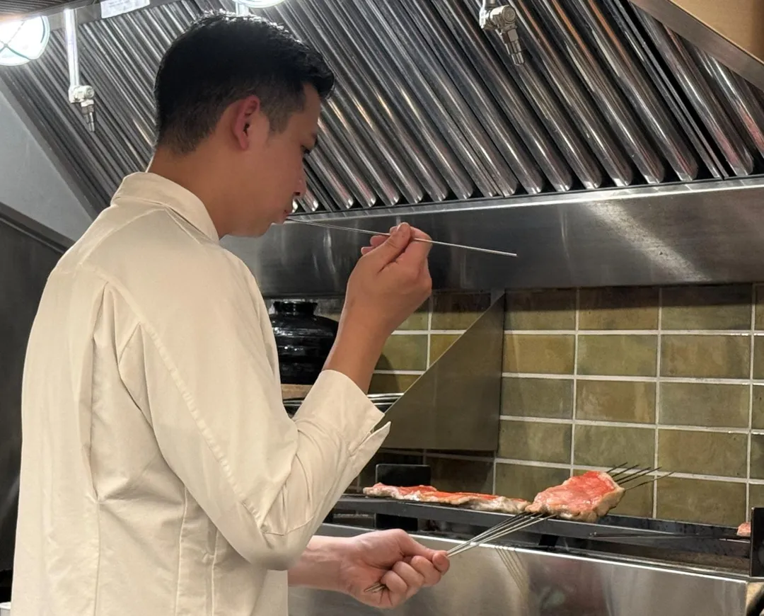 測試鐵針溫度。（圖／黃宏輝提供）