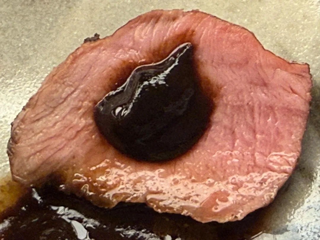 黑蒜醬扇子肉。（圖／黃宏輝提供）