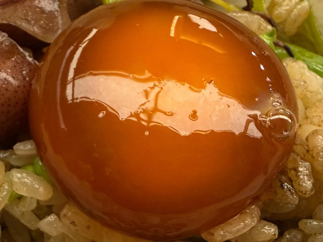 高湯醬油漬凍凝蛋黃提鹹。（圖／黃宏輝提供）