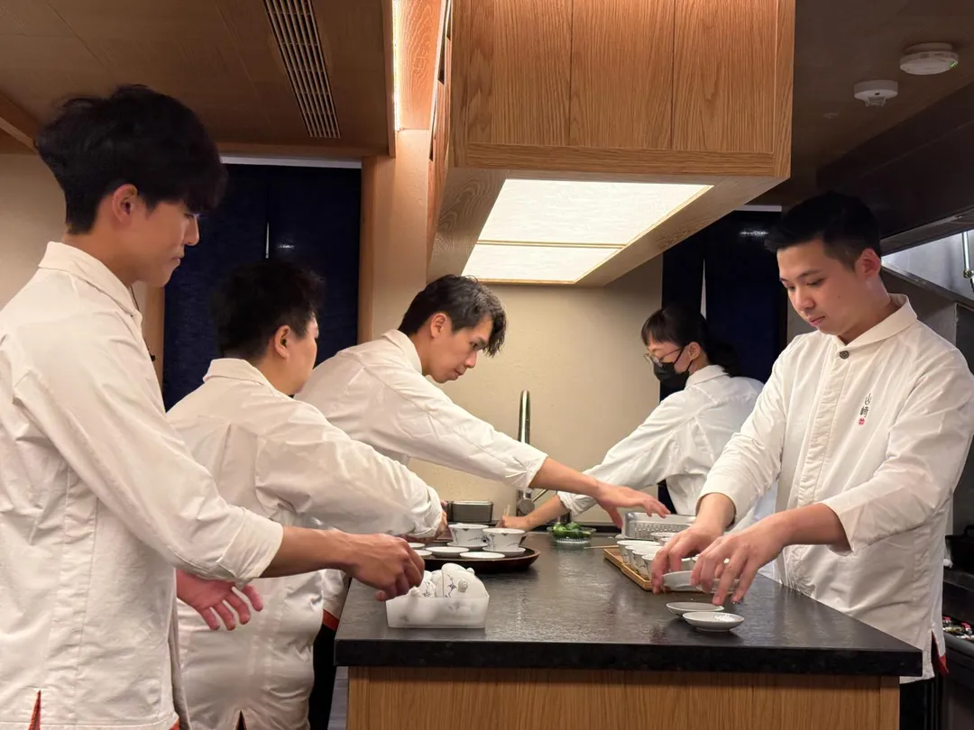 五人同步協力。（圖／黃宏輝提供）