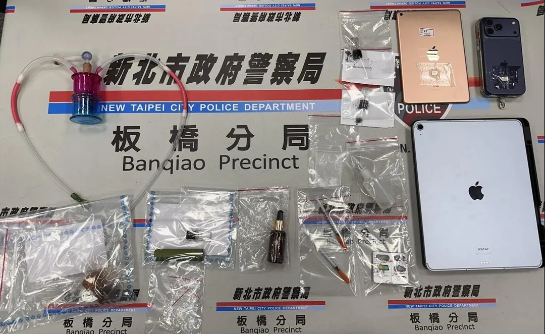 警方查獲各種毒品等證物。（圖／翻攝畫面）