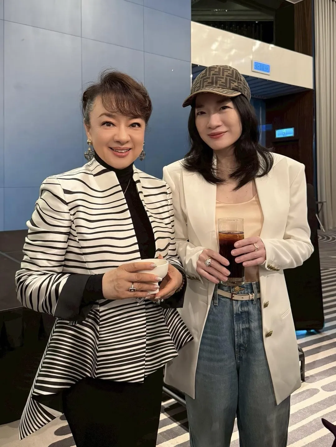 昕璟娛樂董事長林曉曼(右)與投資電影《陽光女子合唱團》主演翁倩玉合影。(圖/昕璟娛樂 提供)