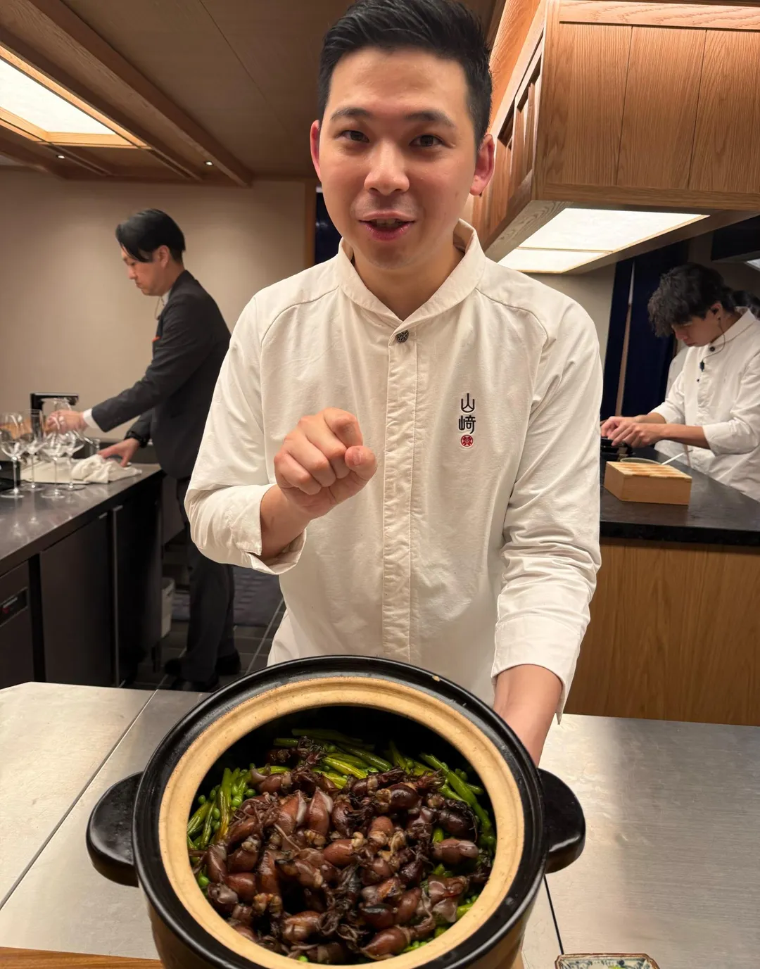料理長說明釜飯來由。（圖／黃宏輝提供）