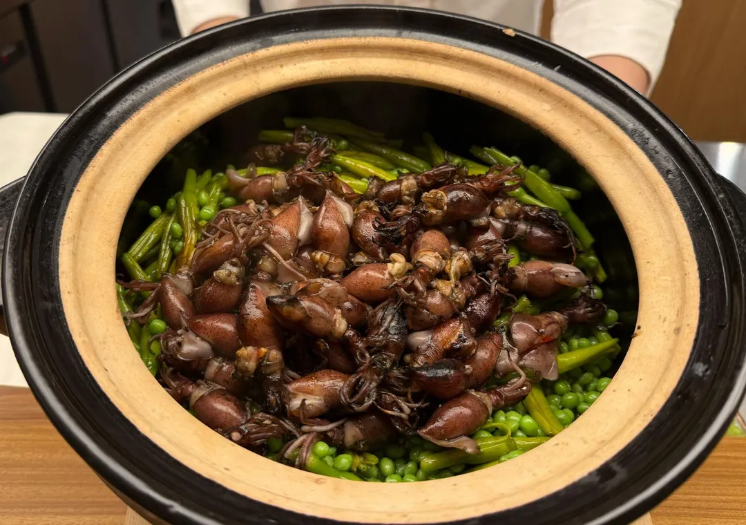 螢光烏賊金針花釜飯。（圖／黃宏輝提供）