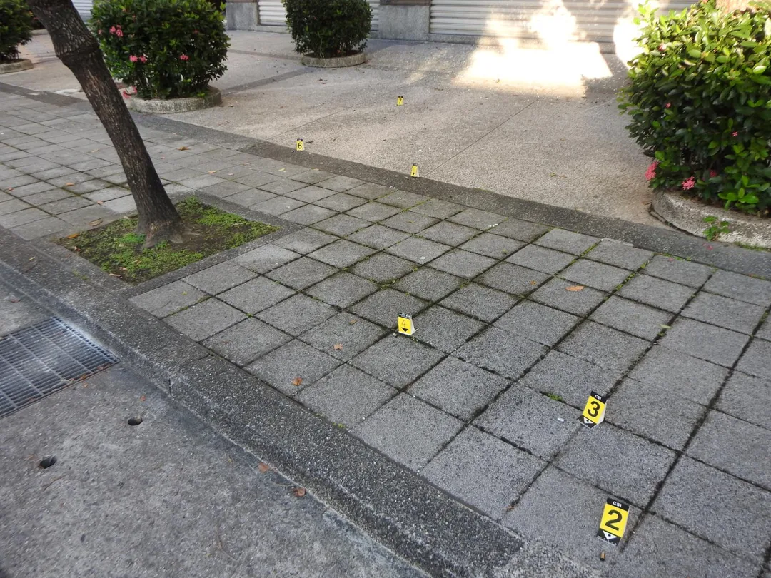 警方在現場採集到5顆彈殼、2顆未發彈及1發卡彈。（圖／警方提供）
